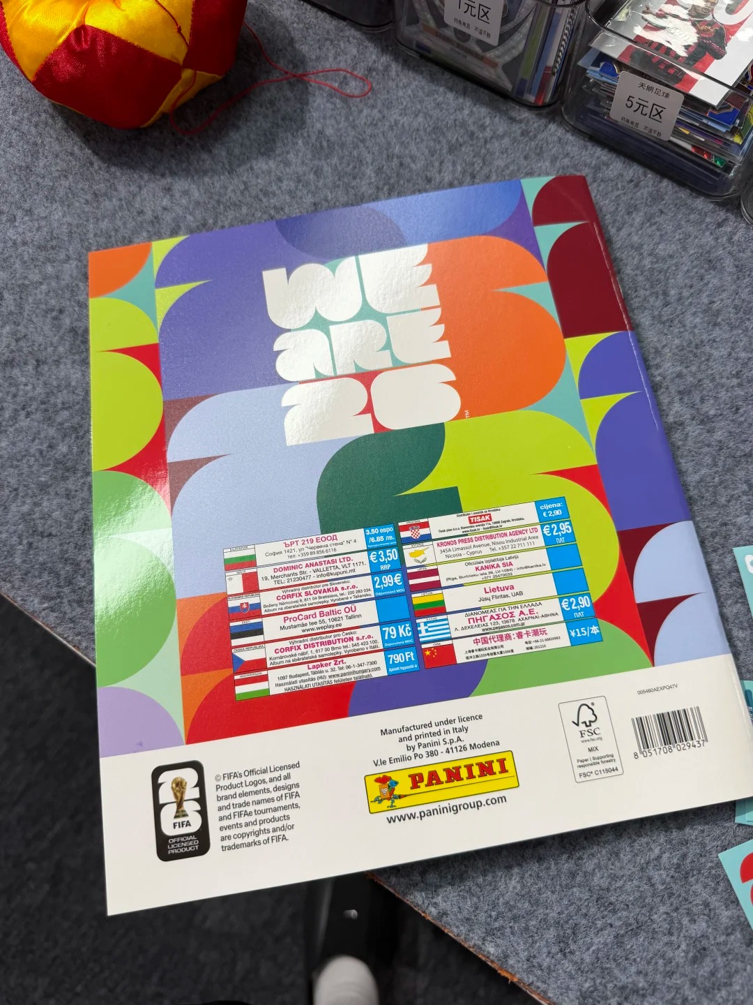 Auf Lager: Panini 2026 FIFA We – Cardstock Paper Pack Bewertung und Preis